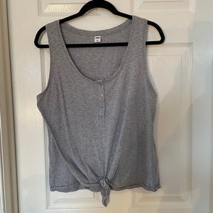 Cotton sleeveless top with front knot.